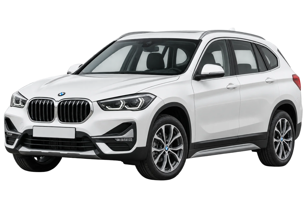 Witte BMW X1 UKL-L F48/F1 Facelift 2019, schuin van voren