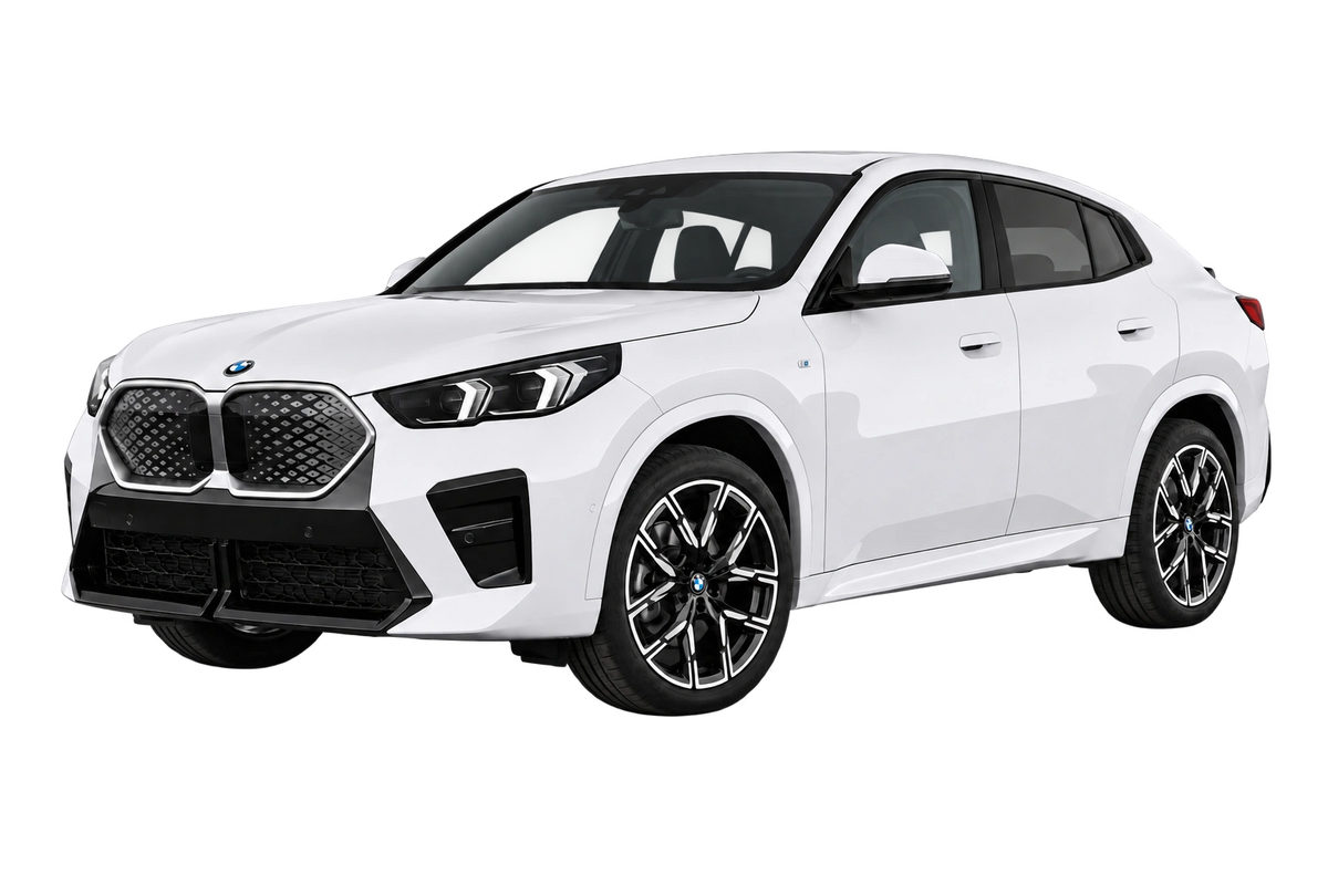 Witte BMW iX2 U2X U10, schuin van voren