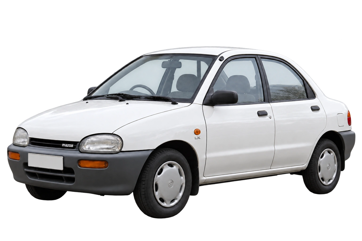 Witte Mazda 121 DB, schuin van voren