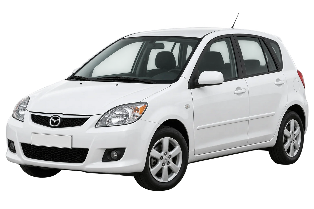 Witte Mazda 2 DY, schuin van voren