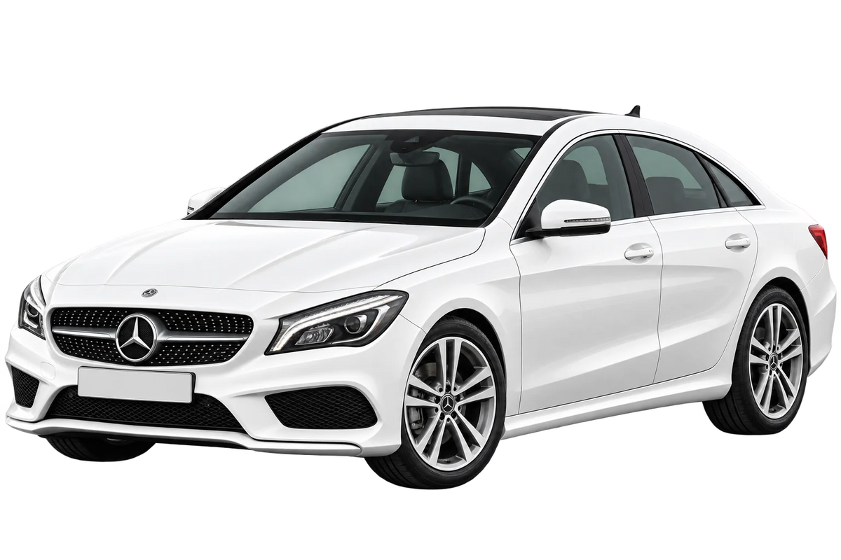 Witte Mercedes CLA 117, 245G Coupé, schuin van voren