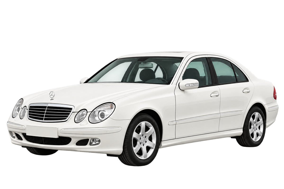 Witte Mercedes E-Klasse 211 Limousine, schuin van voren