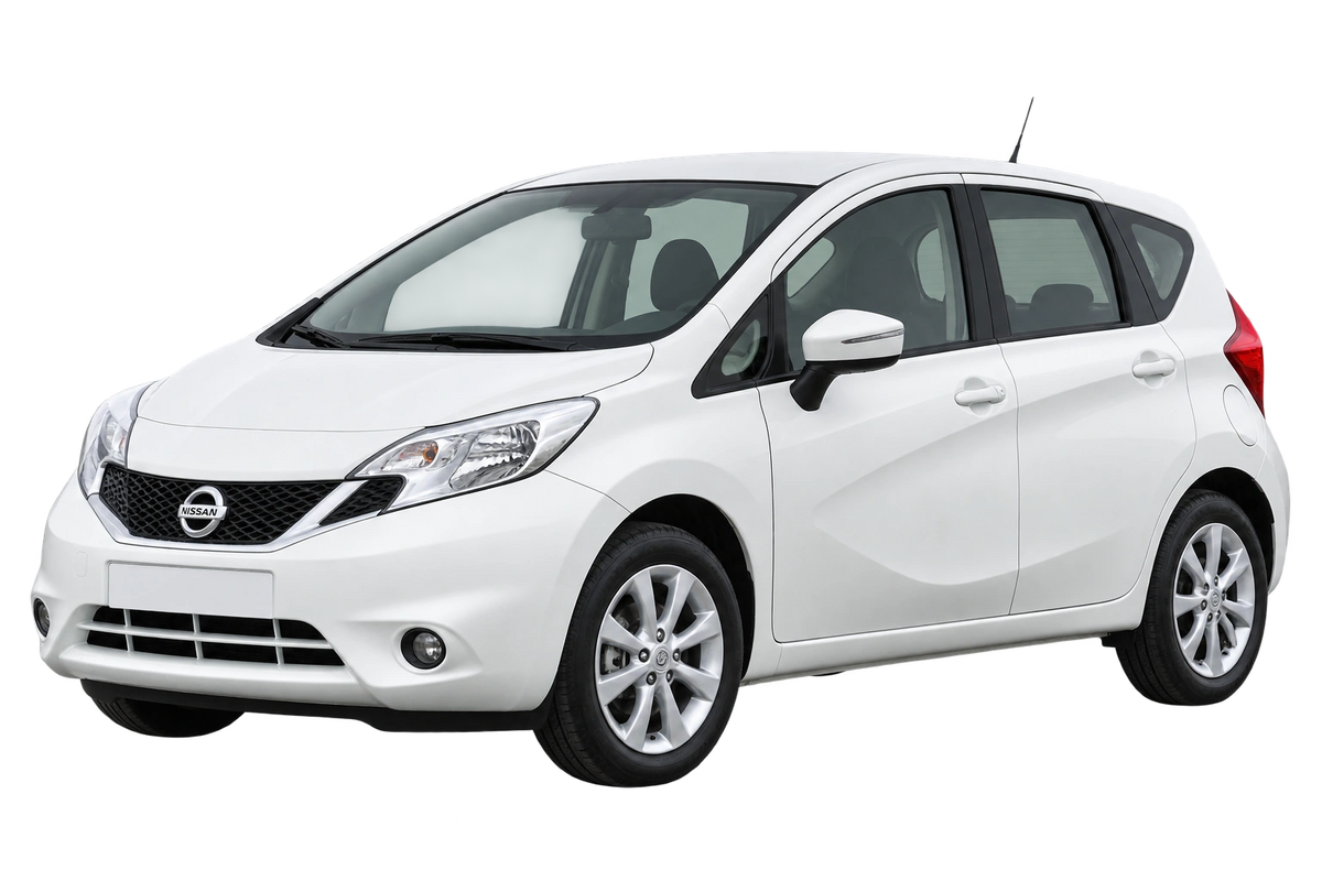 Witte Nissan Note E12, schuin van voren