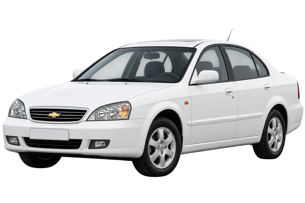 Witte Chevrolet Evanda KLAL, schuin van voren