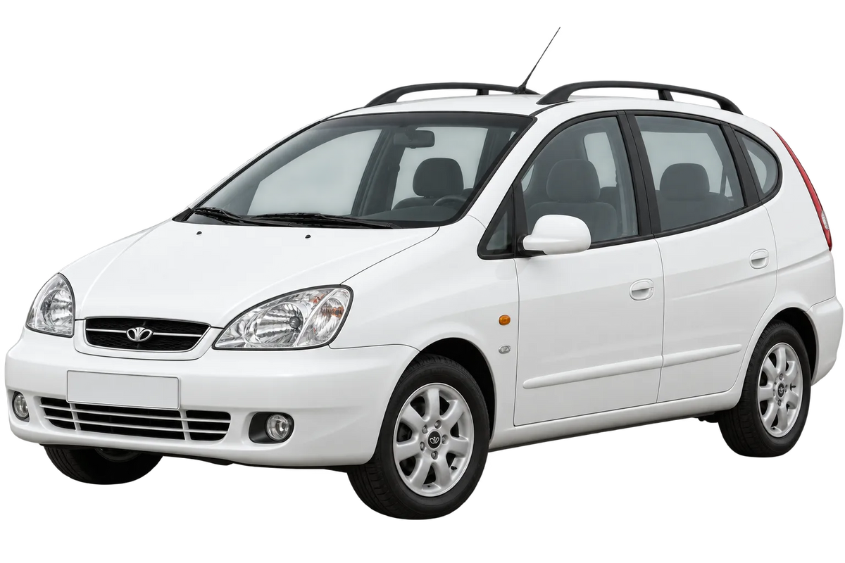 Witte Daewoo Rezzo KLAU, schuin van voren