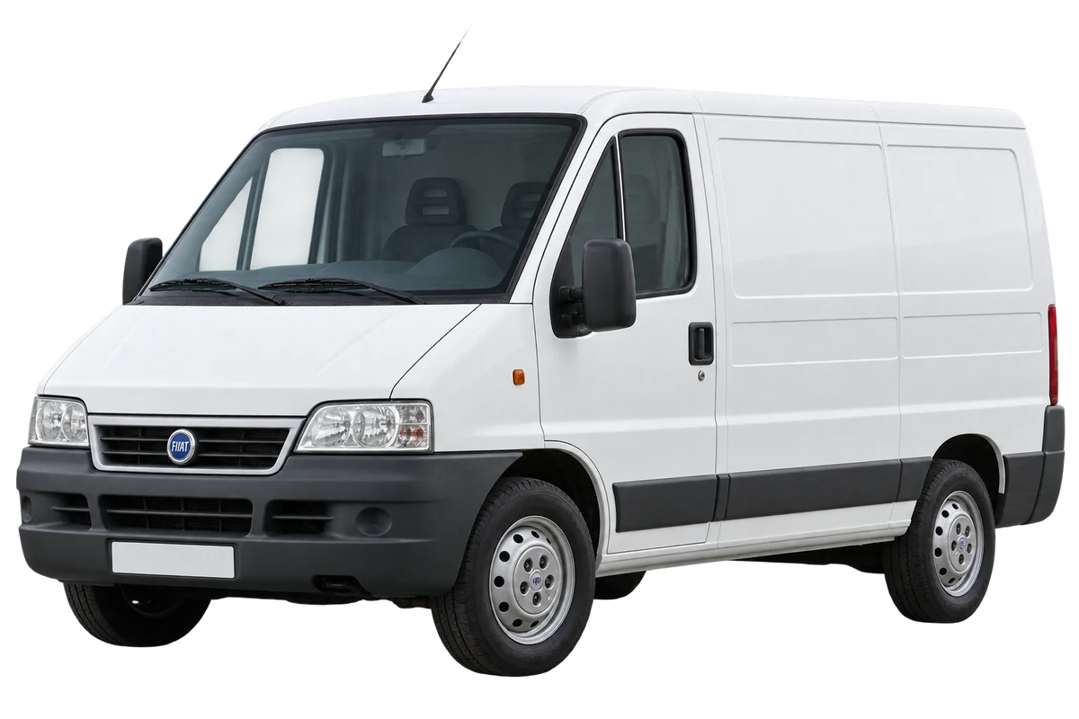 Witte Fiat Ducato 230 ., schuin van voren