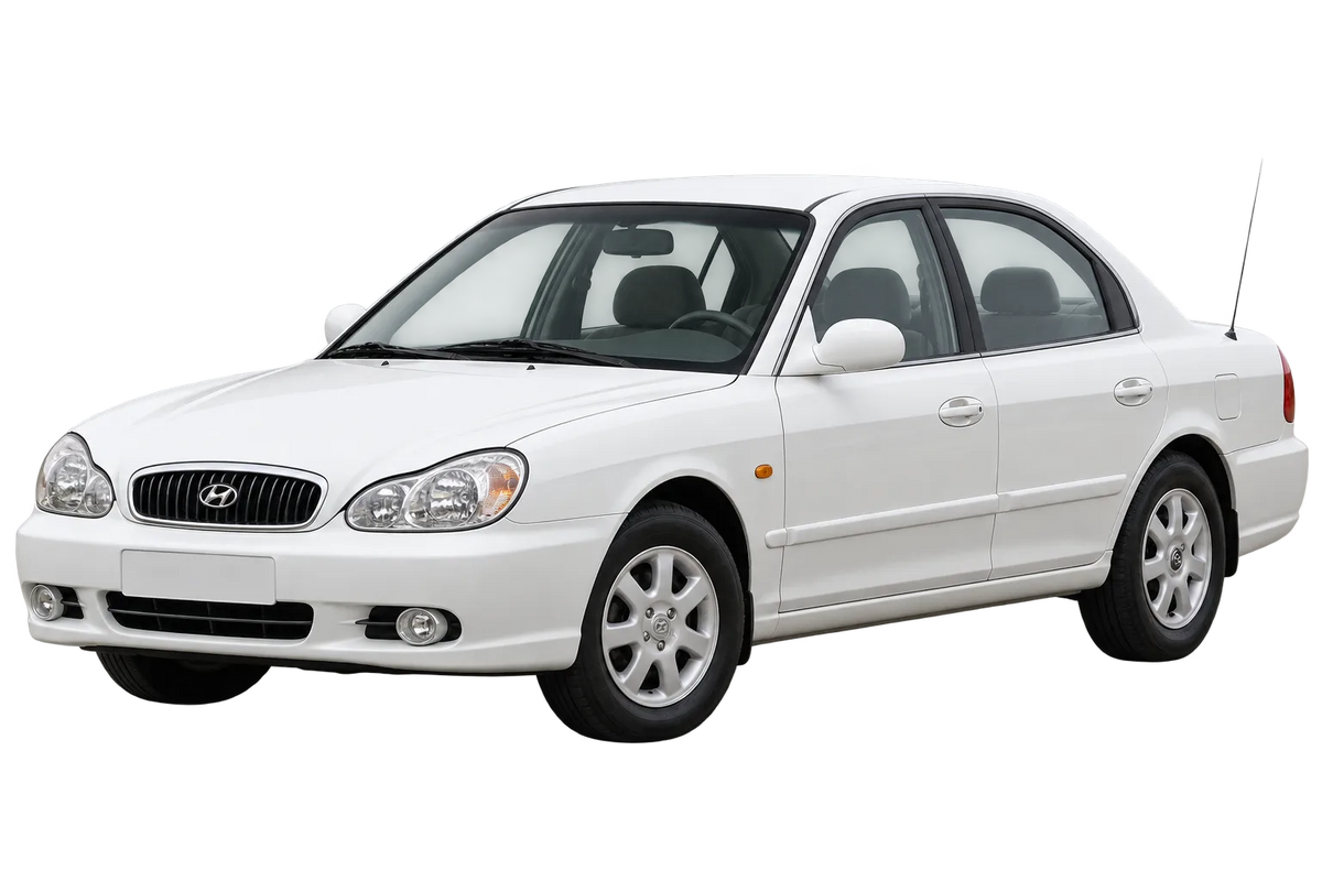 Witte Hyundai Sonata EF, schuin van voren