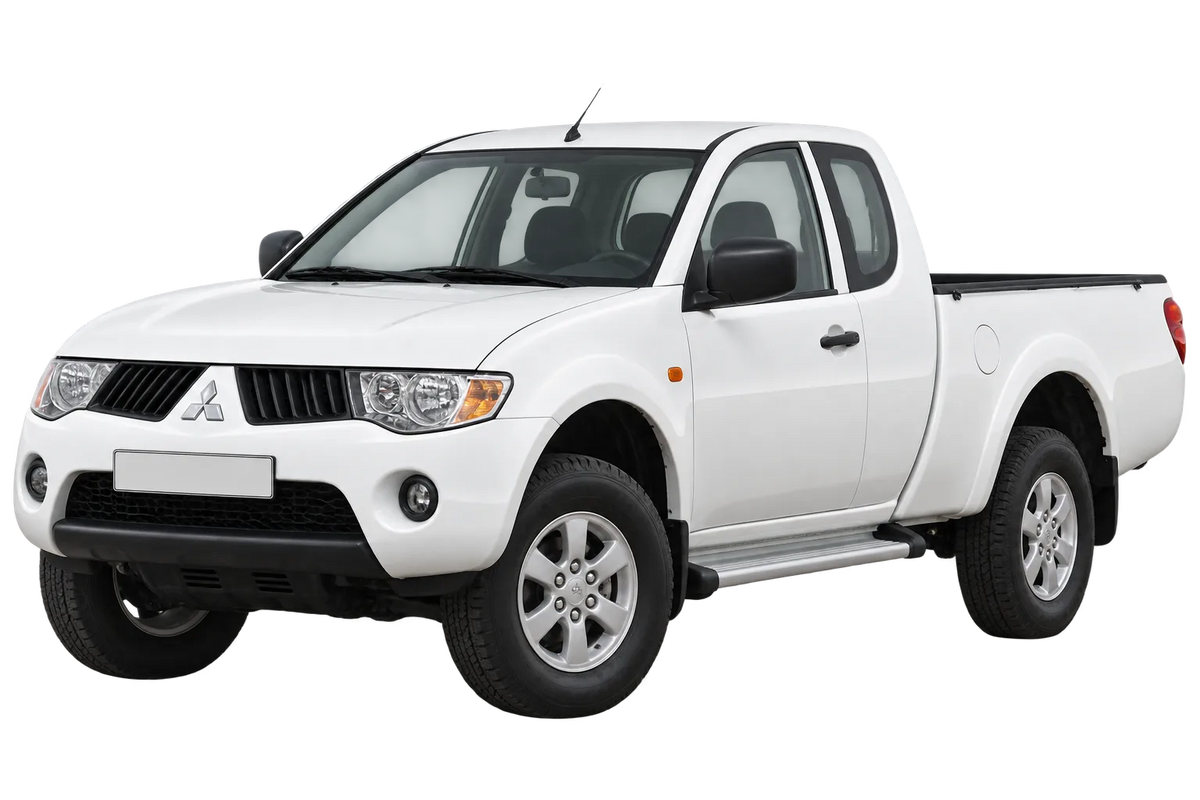 Witte Mitsubishi L200 KAOT, schuin van voren
