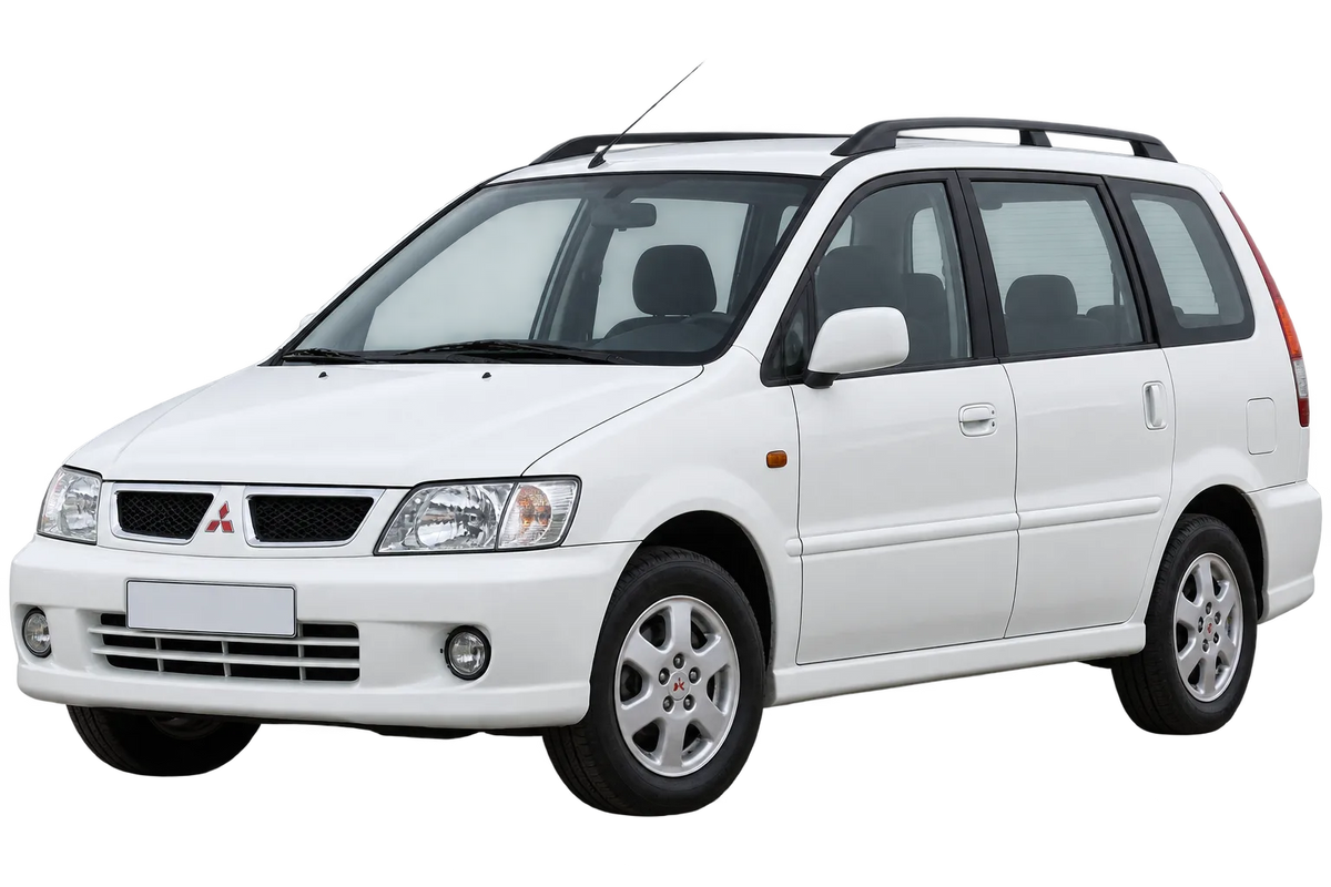 Witte Mitsubishi Space Runner N50 (Version DR .. ), schuin van voren