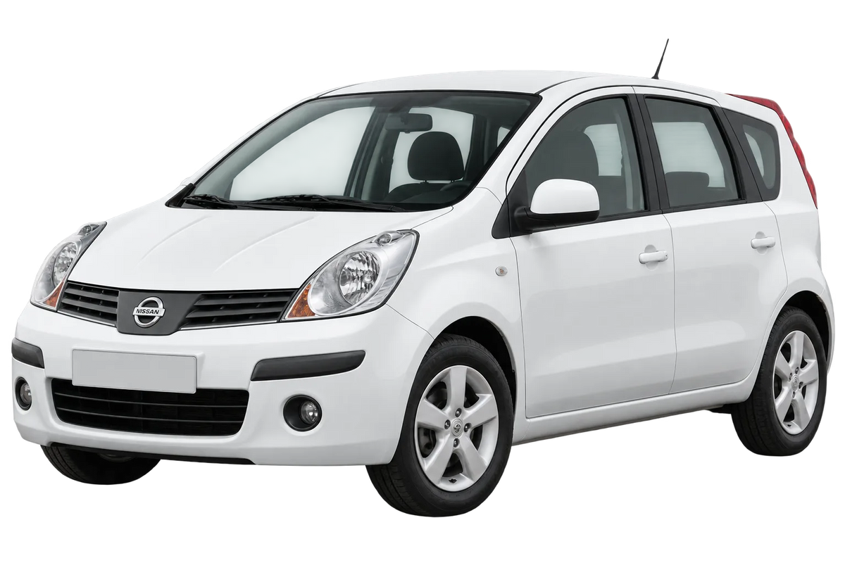 Witte Nissan Note E11, schuin van voren