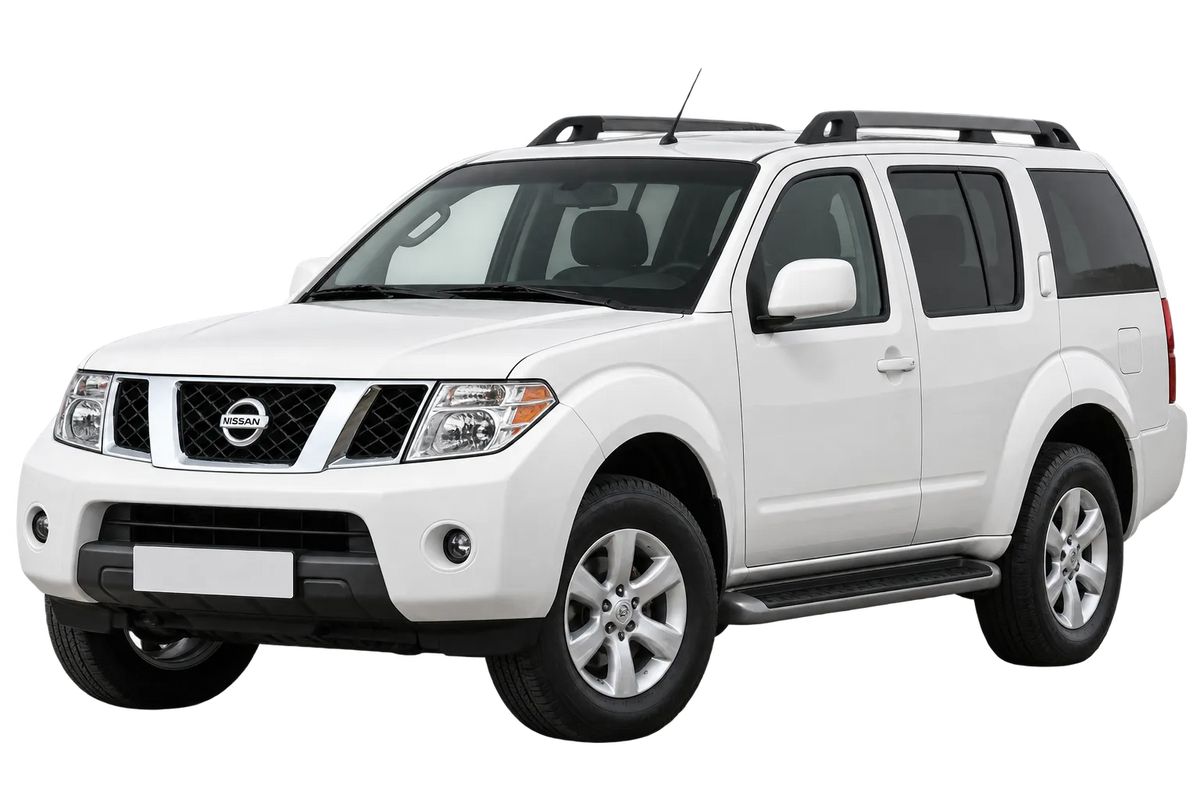 Witte Nissan Pathfinder R51, schuin van voren
