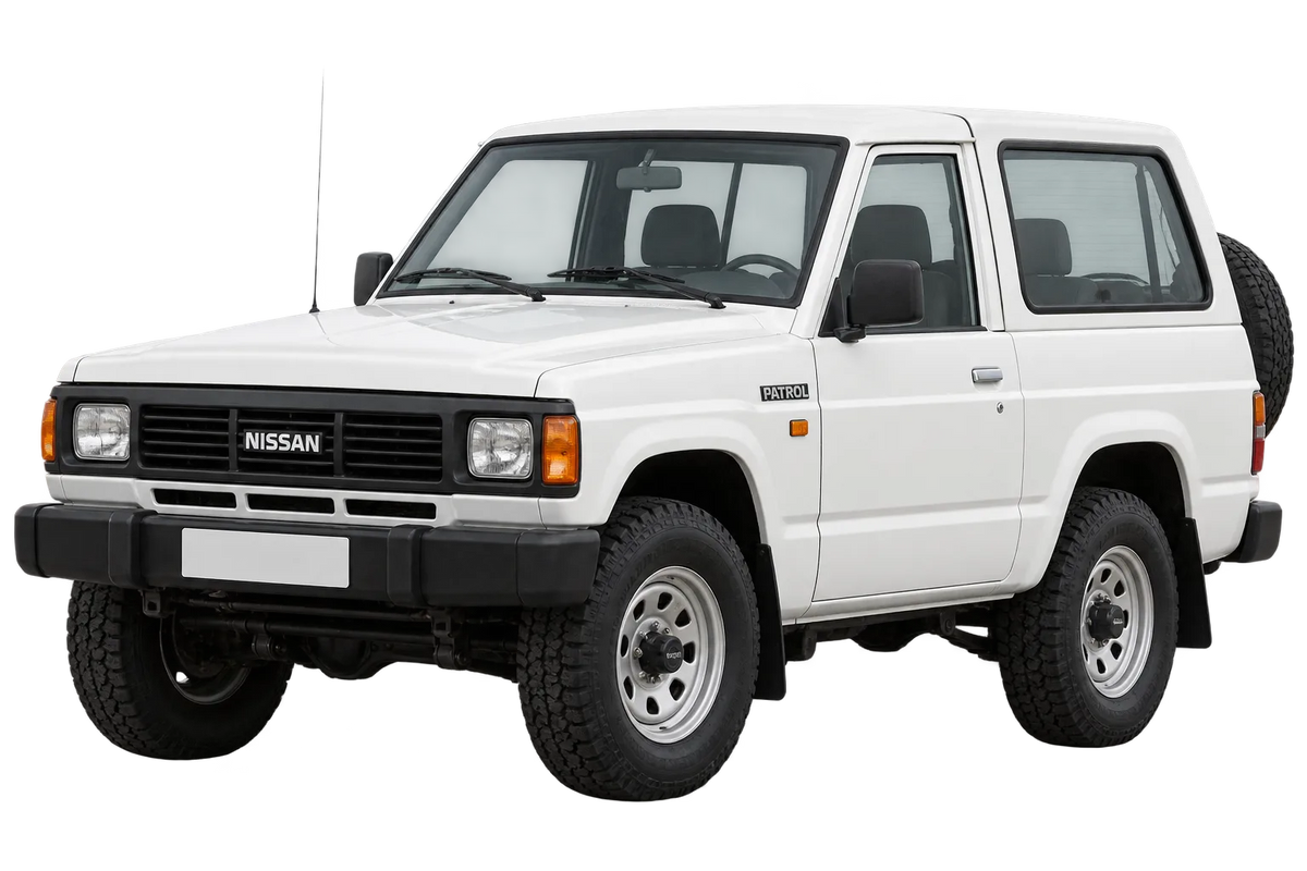 Witte Nissan Patrol K260 con una distanza assiale corta, schuin van voren