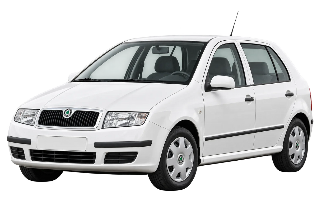 Witte Skoda Fabia 6Y, schuin van voren