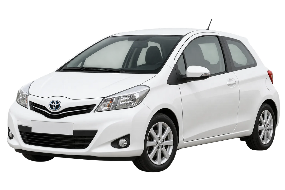 Witte Toyota Yaris XP13M(a), schuin van voren