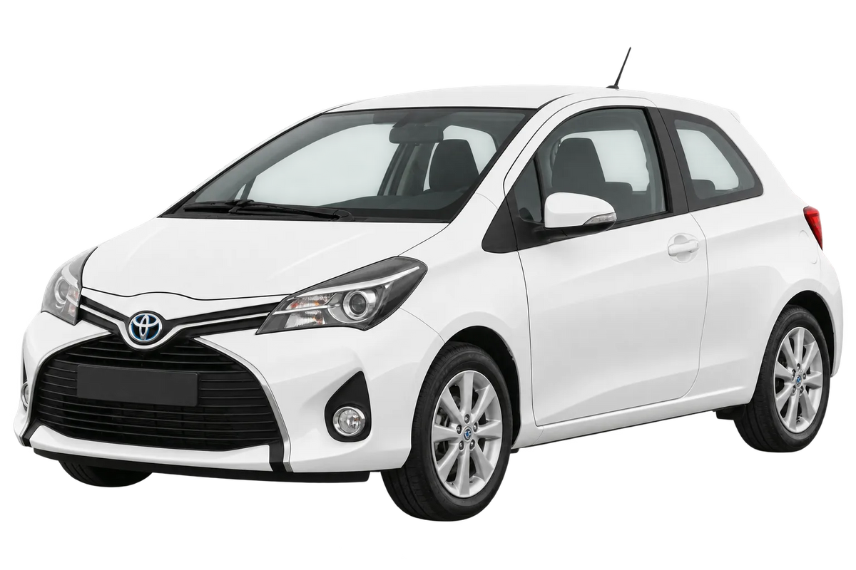 Witte Toyota Yaris XP13M(a), schuin van voren